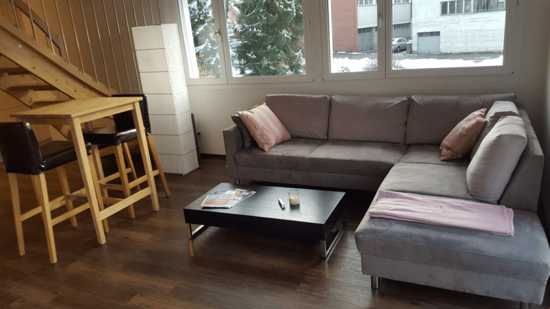 Wohnraum mit Platz für eine grosse Sofaecke