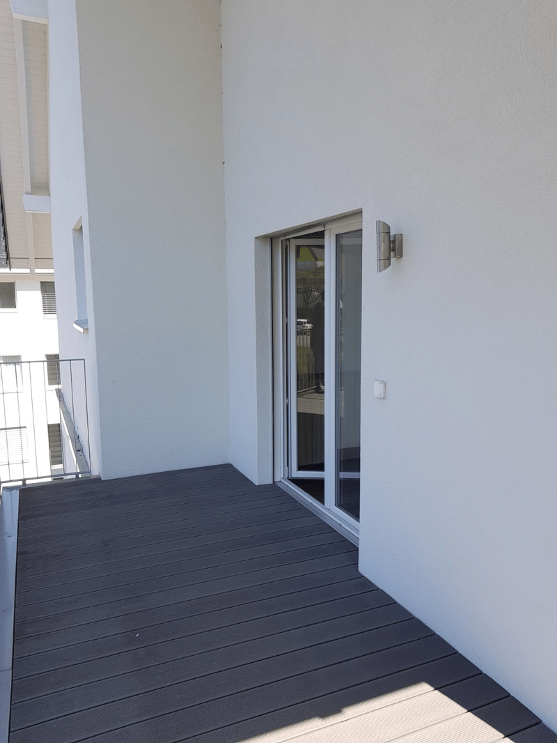 Balkon, schöne geschützt und mit Platz für 4 Personen