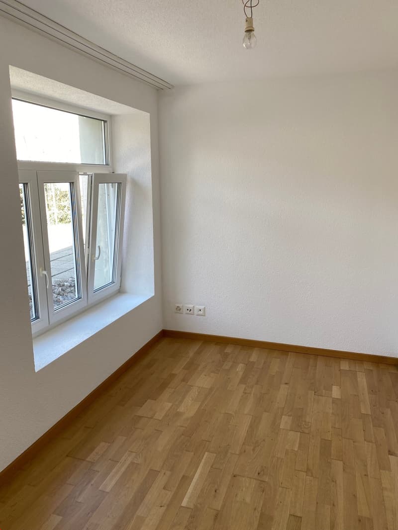 Schlafzimmer mit Platz für ein 140 cm Bett und einen grossen Schrank