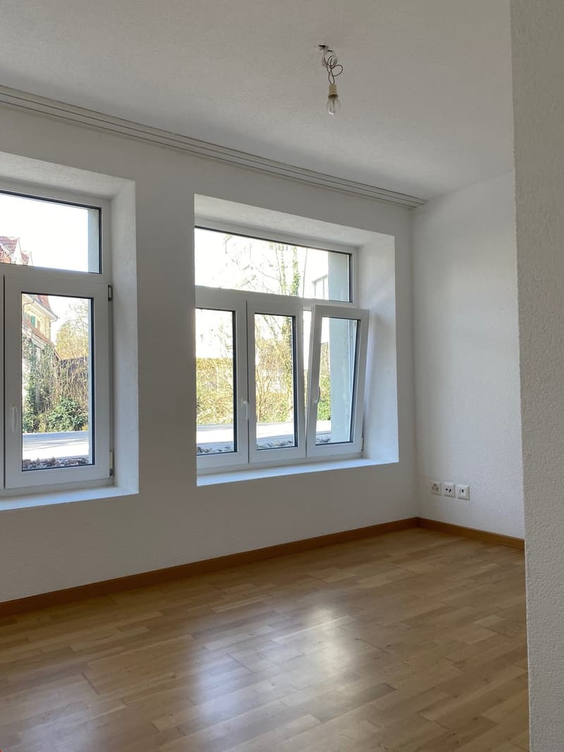 Schlafzimmer mit Blick in den Hinterhof und ins Quartier
