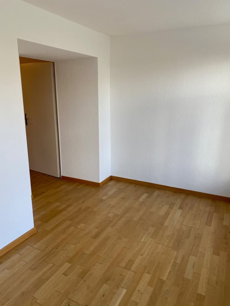 Ausreichend Platz für eine Person zum Schlafen und für einen grossen Schrank