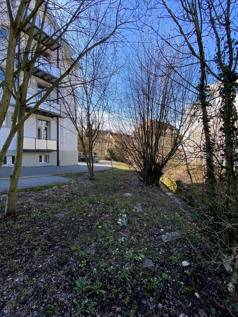 Toll und schön eingebettet ins Quartier, direkt an einem kleinen Bächlein