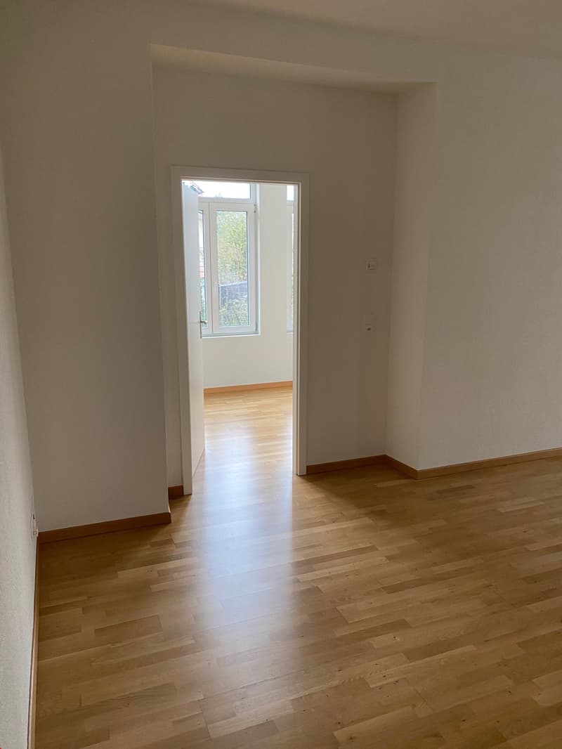 Blick vom grossen Wohnraum in Richtung helles und ruhiges Schlafzimmer