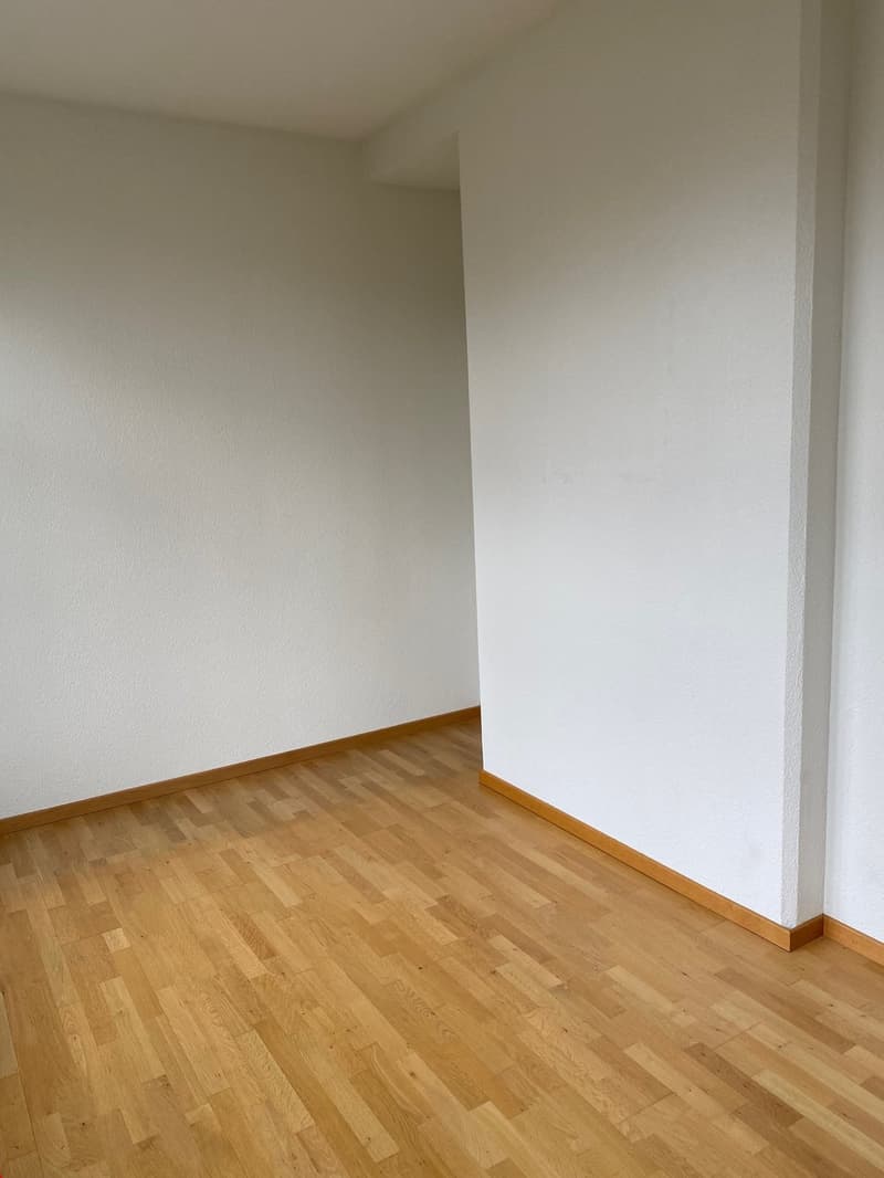 Schlafzimmer mit ausreichend Platz für einen grossen Schrank sowie ein grosses Bett
