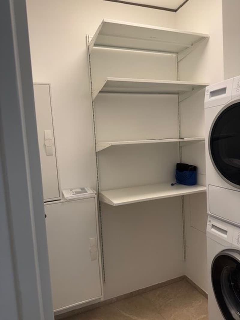 À partir du 1.10. - Appartement stylé de 3.5 pièces avec 95 m2 et grande loggia de 35 m2, au 8e étage (23)