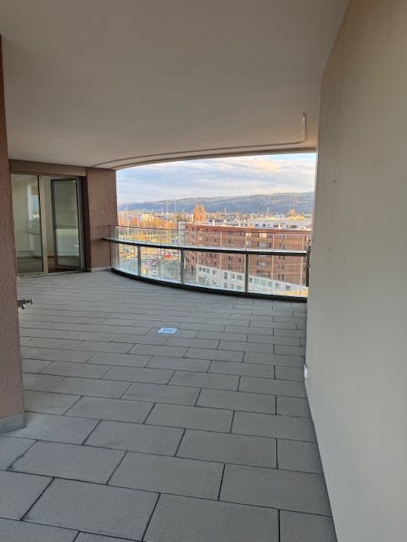 À partir du 1.10. - Appartement stylé de 3.5 pièces avec 95 m2 et grande loggia de 35 m2, au 8e étage (9)