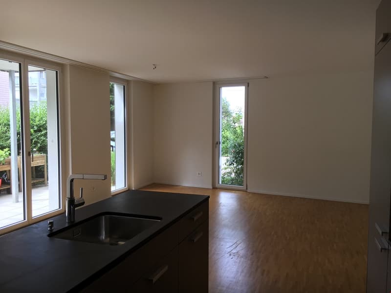 Blick von der offenen Küche in den Wohnraum