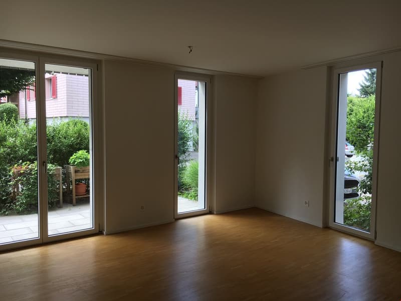 Viel Platz im grossen Wohnzimmer für eine grosse Sofaecke und Zugang direkt in den schönen Garten