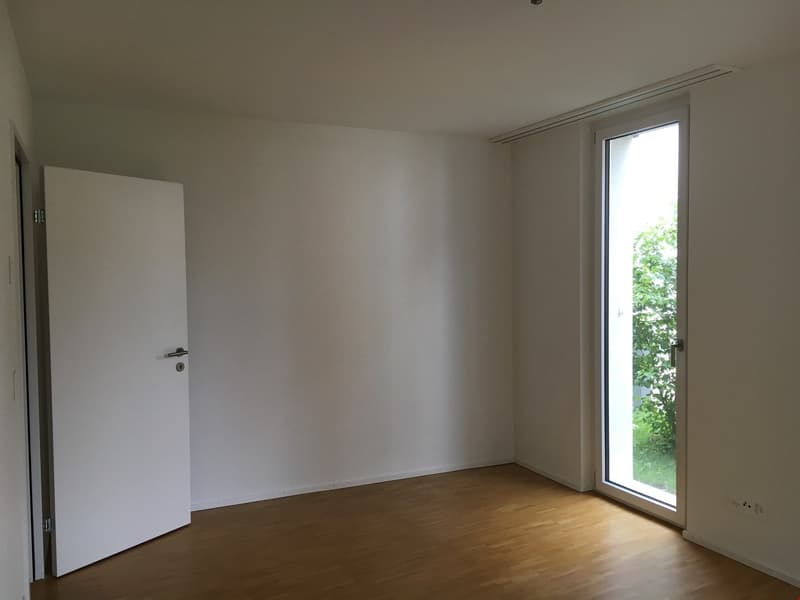 Schlafzimmer mit schönem Parkett und viel Platz für grosse Kleiderschränke