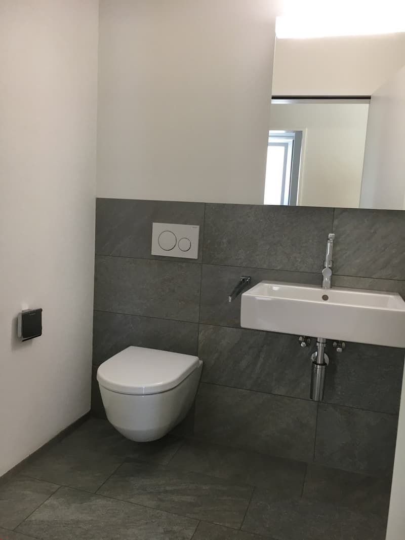 Schönes Badezimmer mit tollen Farben und Materialien