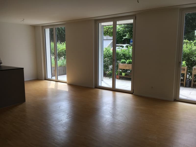 Tolles und helles Wohnzimmer, mit grossen Fenstern und direktem Zugang zum Garten