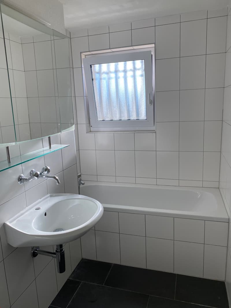 Hübsches, helles Badezimmer mit Badewanne