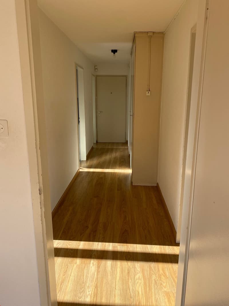 Blick durch den Korridor der Wohnung in Richtung Eingang