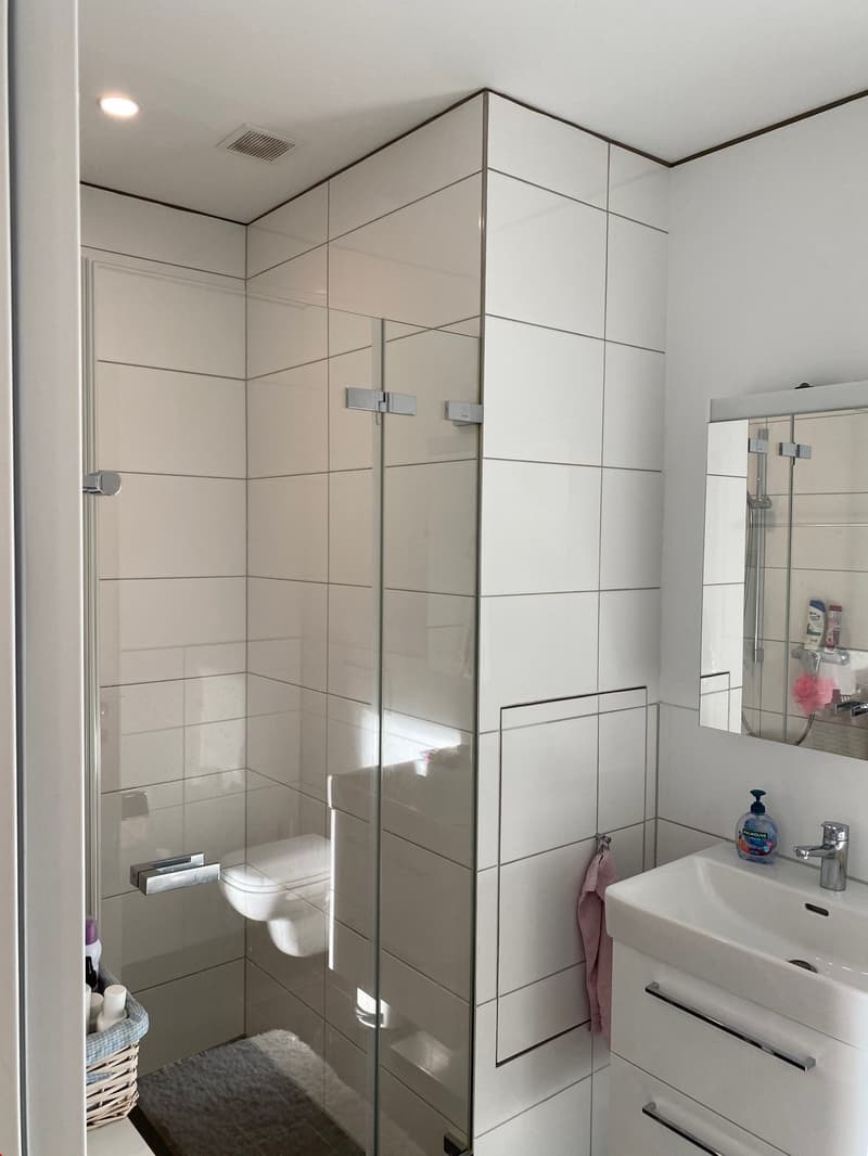 Tolles, modernes Badezimmer mit genialer, grosser Dusche