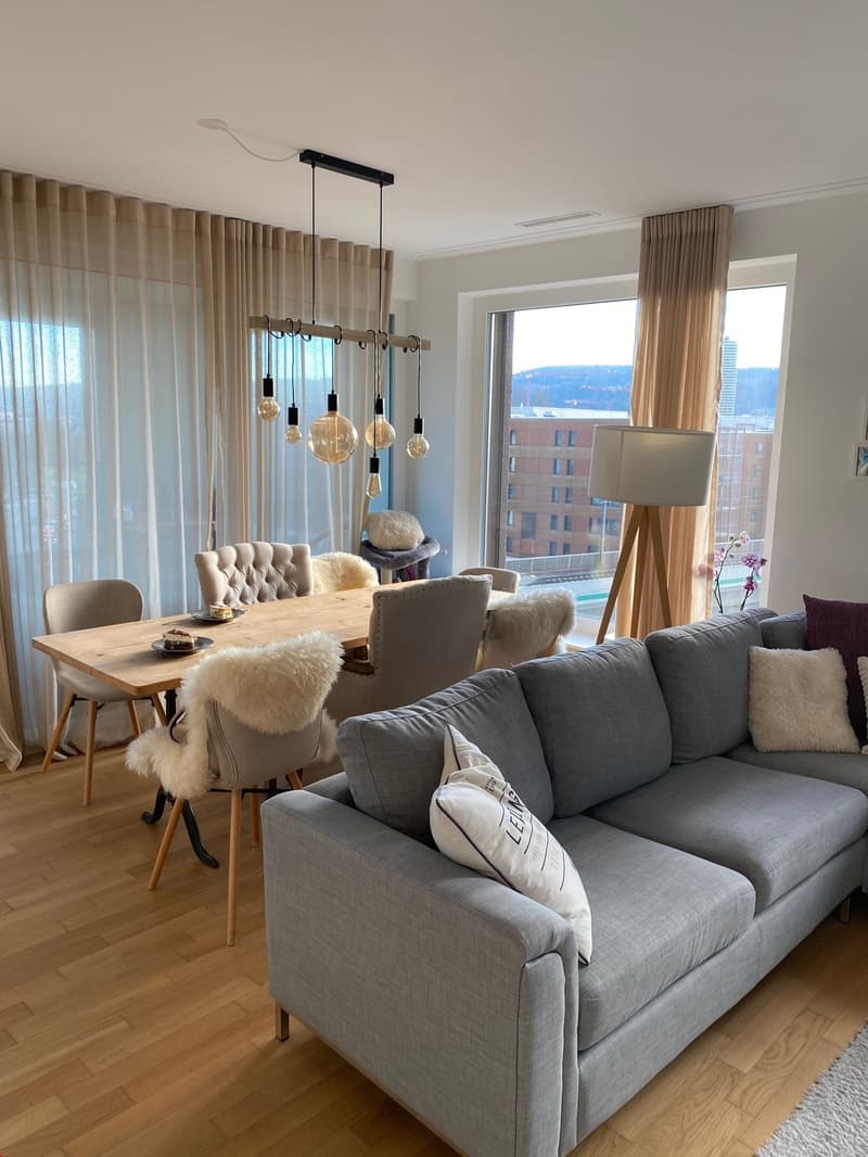 Blick von der Küche in Richtung Wohnraum und Esstisch sowie zur überdeckten Loggia