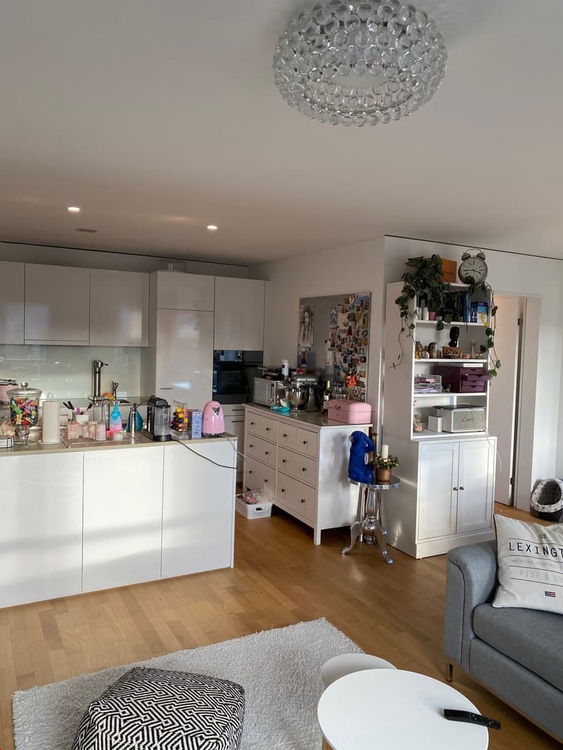 Tolle, offene Küche mit grossem Wohnraum und viel Platz für eine grosse Sofaecke und einen Esstisch