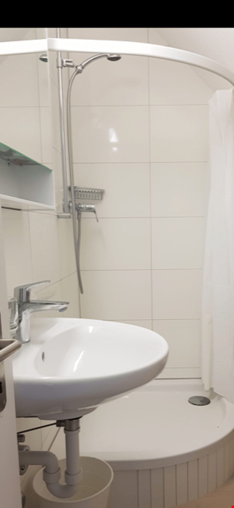 Modernes Badezimmer mit grosszügiger Dusche