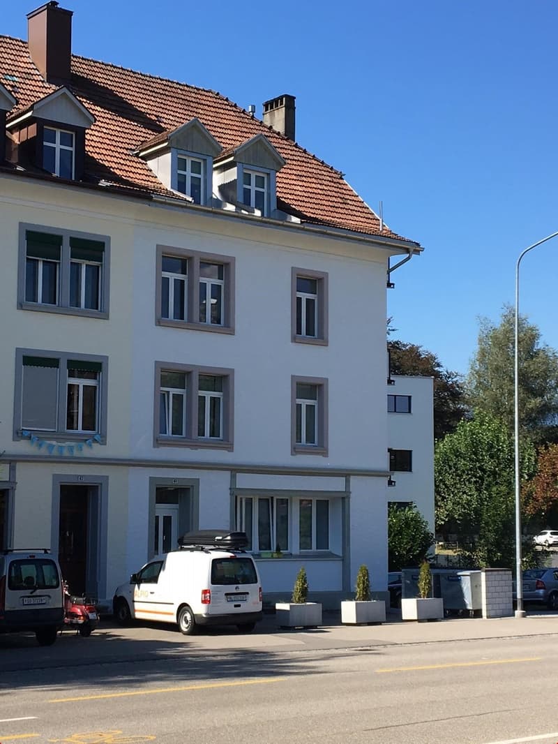 Schönes Haus, toll eingebettet in die Nachbarschaft, sogar mit Bächlein