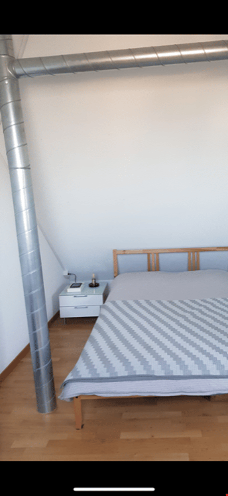 Schöne, gemütliche Schlafecke mit Platz für ein grosses Bett