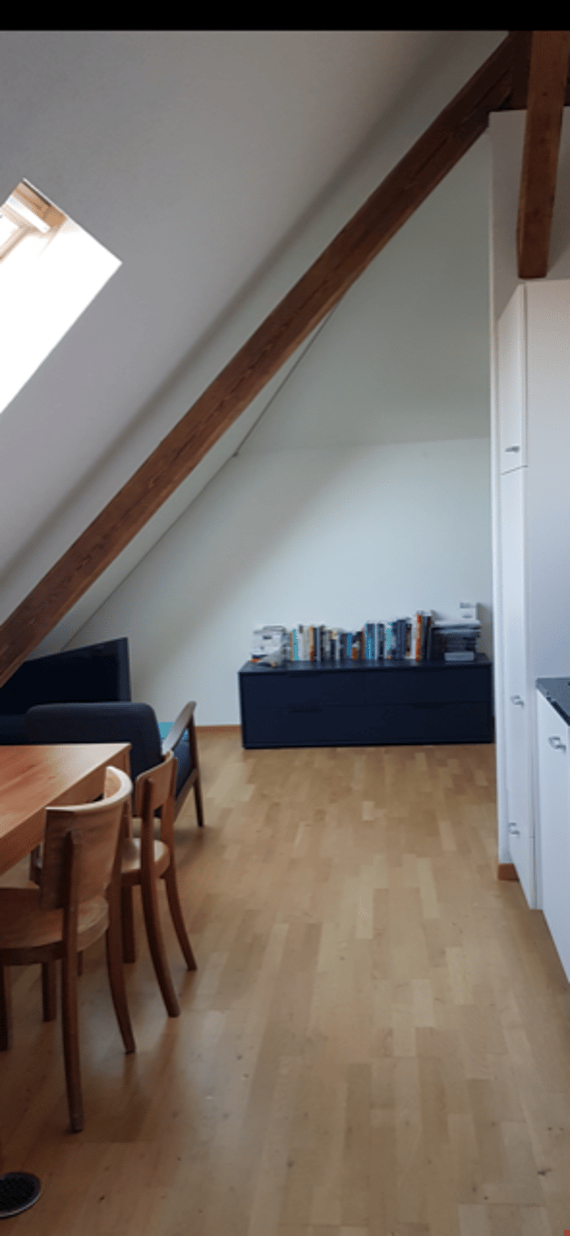 Blick durch die Wohnung mit viel Platz für einen grossen Esstisch