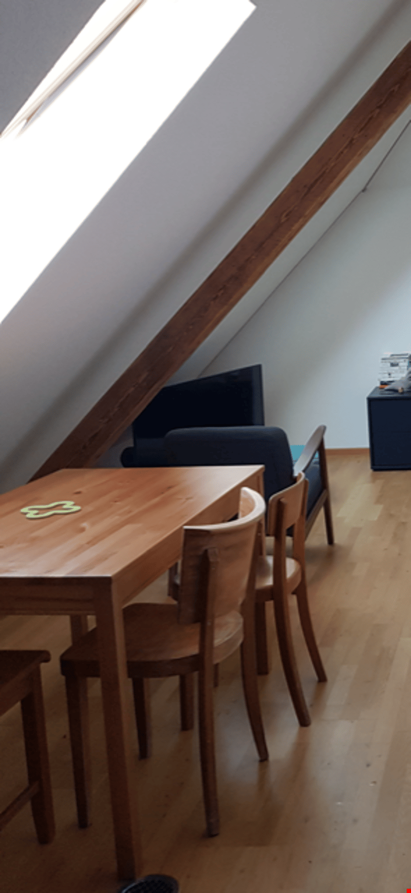 Blick vom Esstisch ins Wohnzimmer