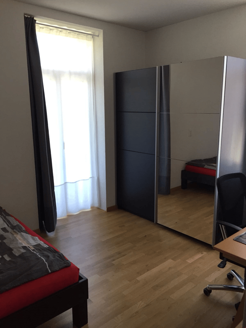 Platz für einen grossen Kleiderschrank