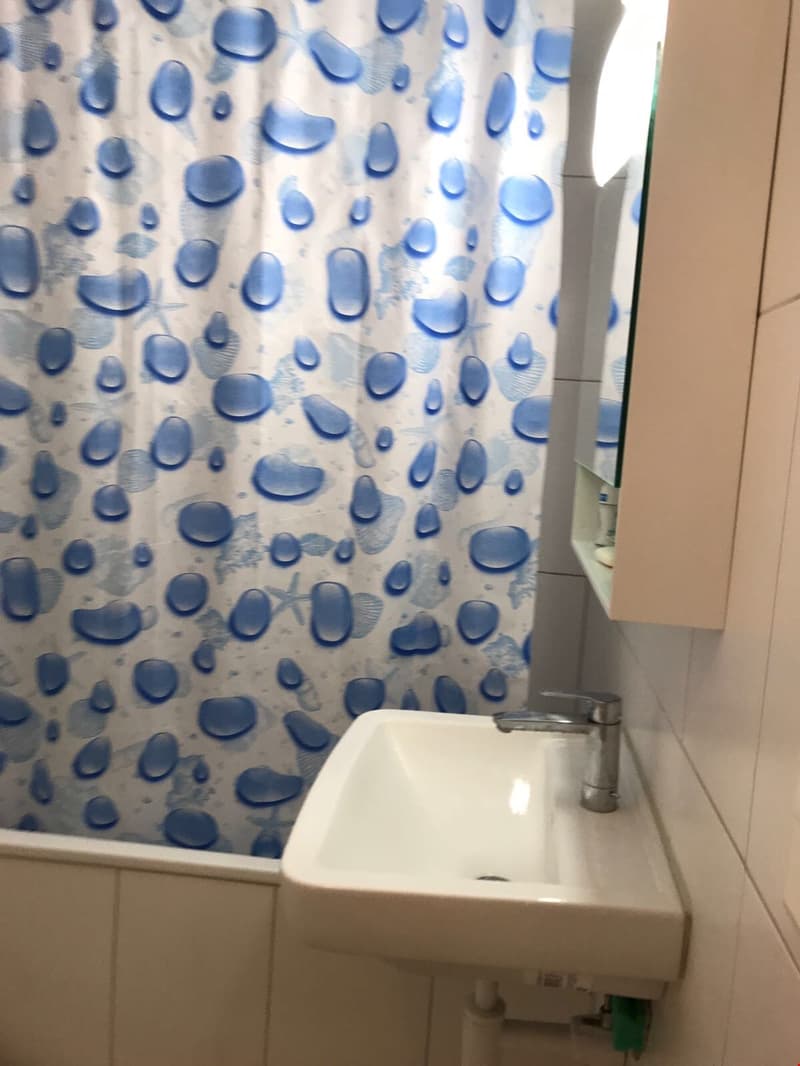 Modernes Badzimmer mit Badewanne, WC, Lavabo, Spiegelschrank