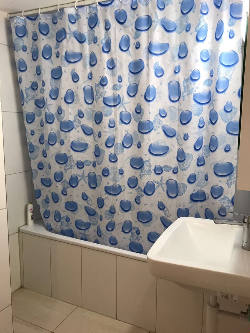 Separates Badezimmer mit Badewanne
