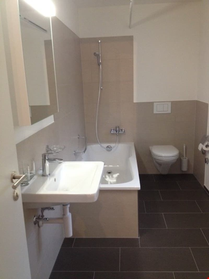 Schönes, helles Badezimmer mit Badewanne