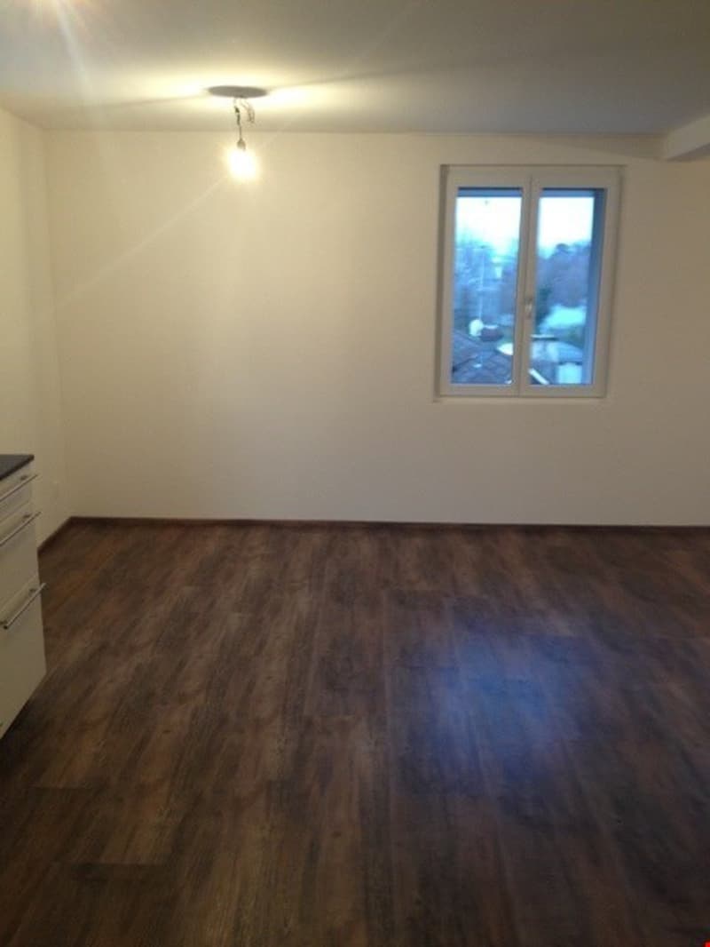 Grosszügiges Schlafzimmer mit schönem Parkett