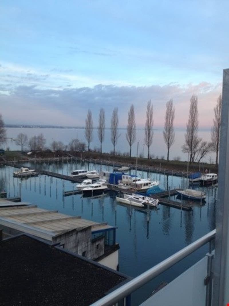 Tolle Aussicht vom Balkon auf den Bootshafen und den See