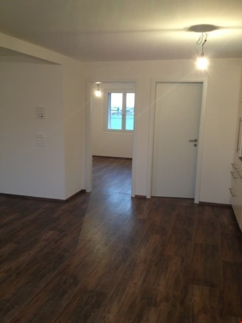 Blick vom Wohnzimmer ins Schlafzimmer
