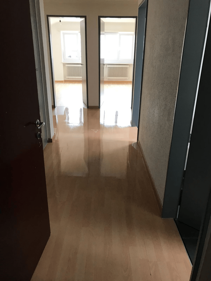 Blick durch den Gang mit praktischen Einbauschränken