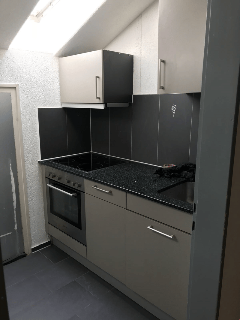 Geräumige Küche mit grossem Kühlschrank