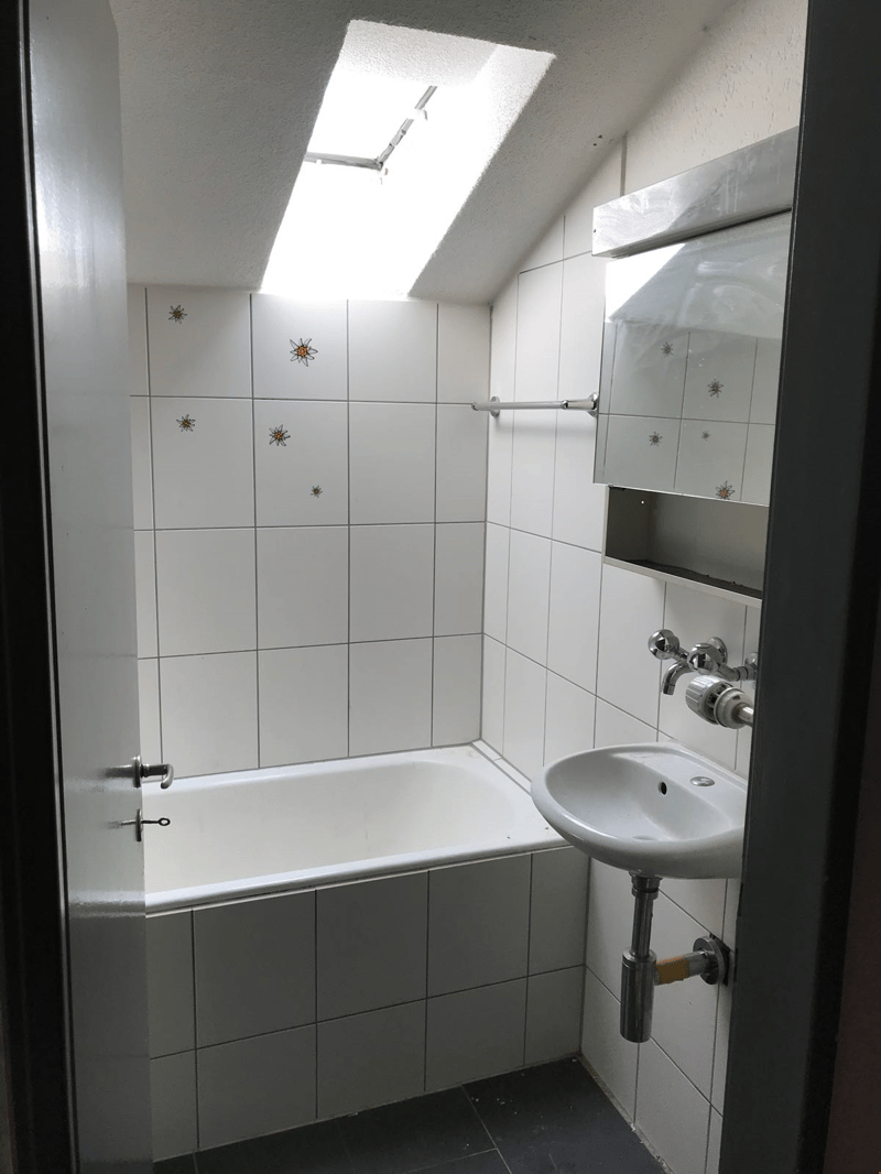 Geräumiges Badezimmer mit Dachfenster