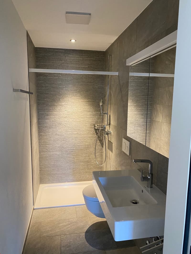 Schönes Badzimmer mit grosser Dusche und viel Platz
