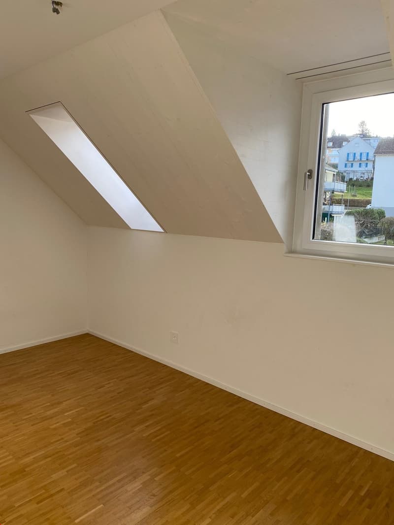 Hübsches Schlafzimmer mit Blick in die ruhige Nachbarschaft