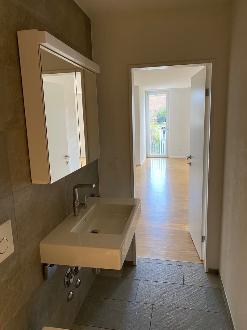 Durchblick vom Badezimmer in die grosszügige, helle Wohnung