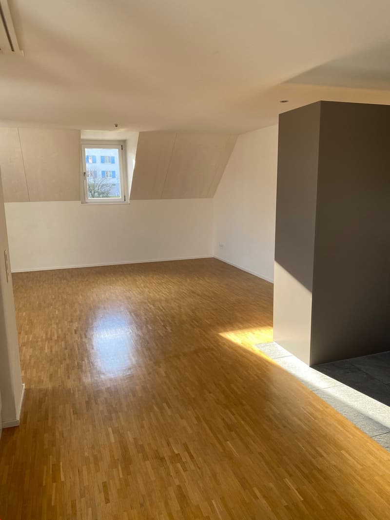 Blick von der Küche in den Esszimmerbereich