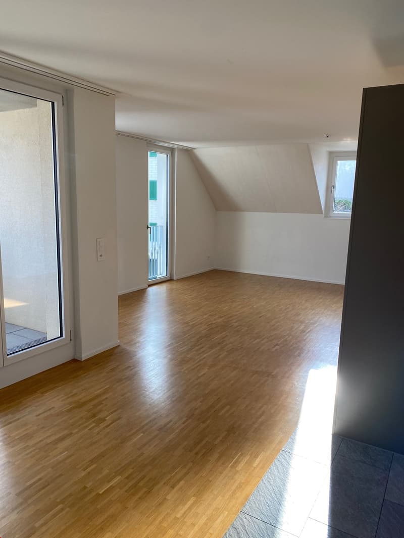 Blick von der Küche in den Wohnzimmerbereich