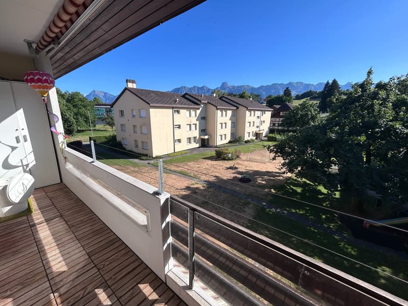 Balkon mit Aussicht auf Stockhorn und Niesen