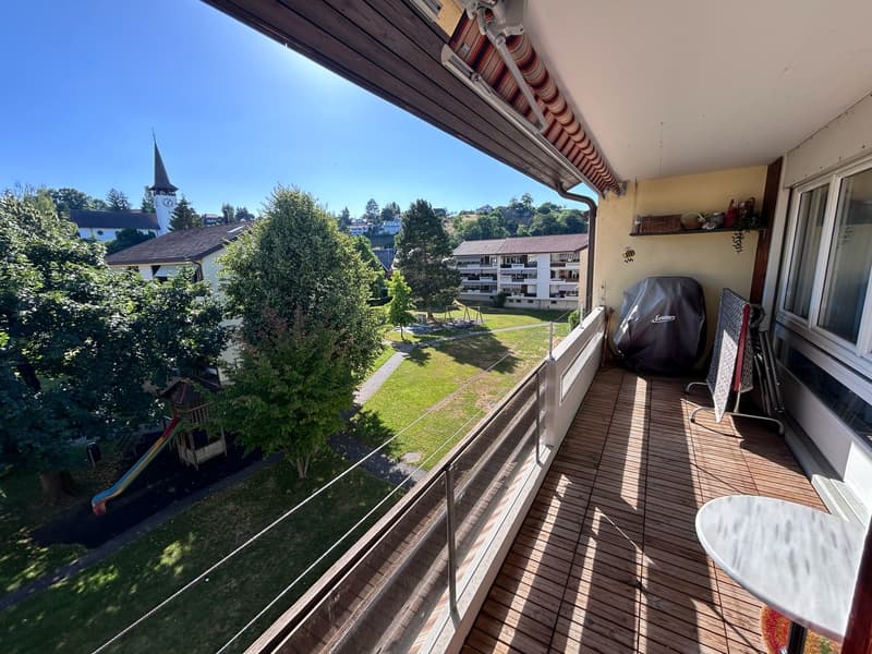 Balkon mit Sicht auf Kirche