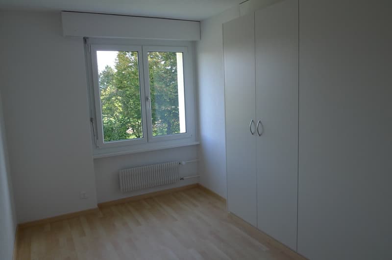 Eines von zwei Zimmer mit Einbauschrank