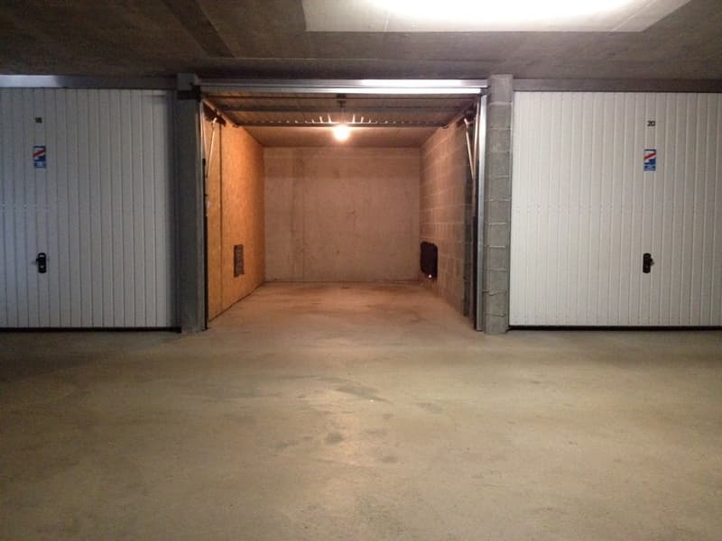 Grosszügige Garage abschliessbar mit Licht, Steckdose, Funksender, etc. (2)