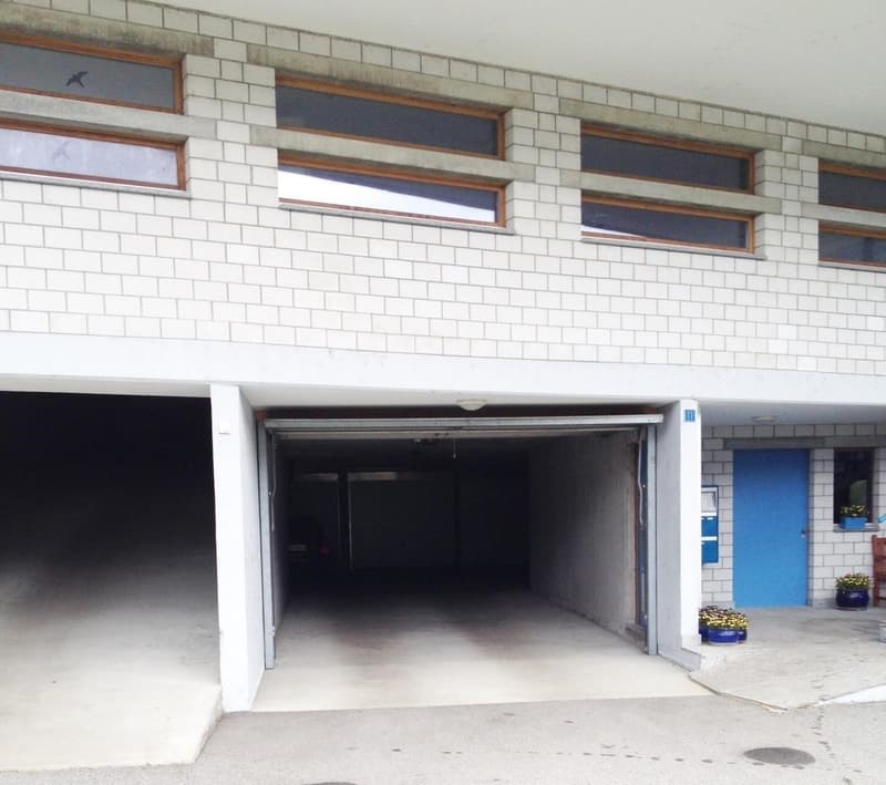 Grosszügige Garage abschliessbar mit Licht, Steckdose, Funksender, etc. (7)