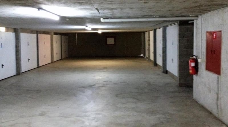 Grosszügige Garage abschliessbar mit Licht, Steckdose, Funksender, etc. (6)