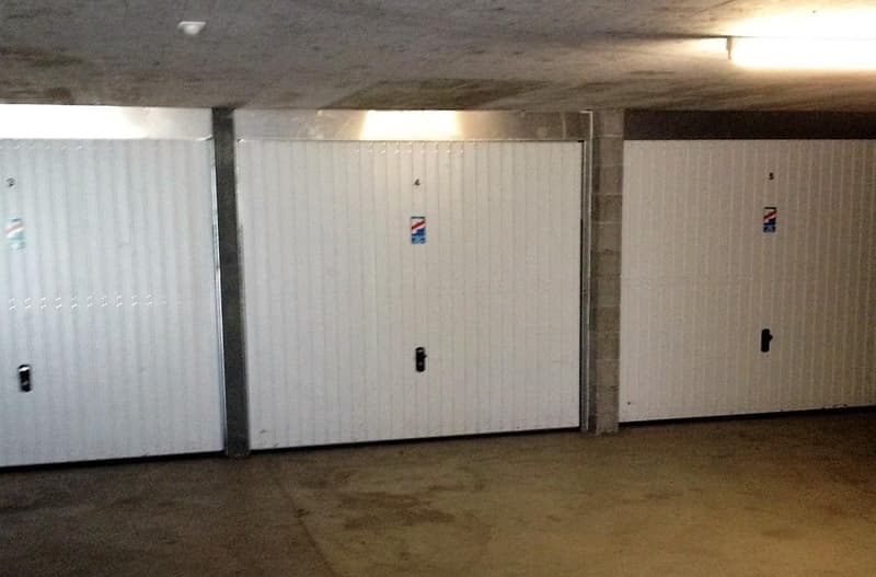 Grosszügige Garage abschliessbar mit Licht, Steckdose, Funksender, etc. (3)