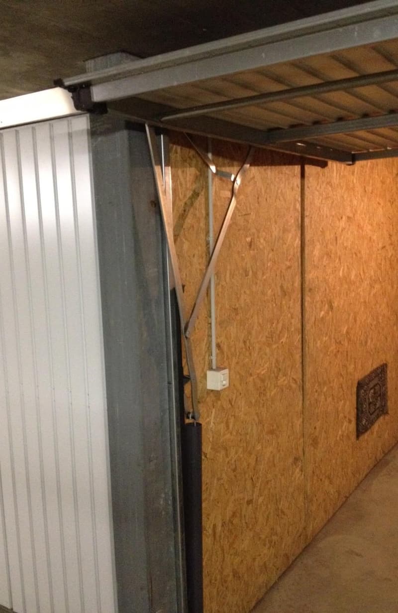 Grosszügige Garage abschliessbar mit Licht, Steckdose, Funksender, etc. (4)