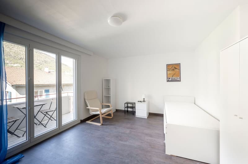 "WG-Zimmer mit eigenem Balkon inkl. Möbel, Strom und Internet - Mitten in Visp" (3)