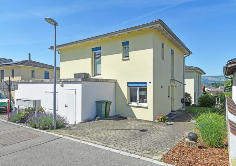 Modern family house with plenty of light, space, and quality of life (13)